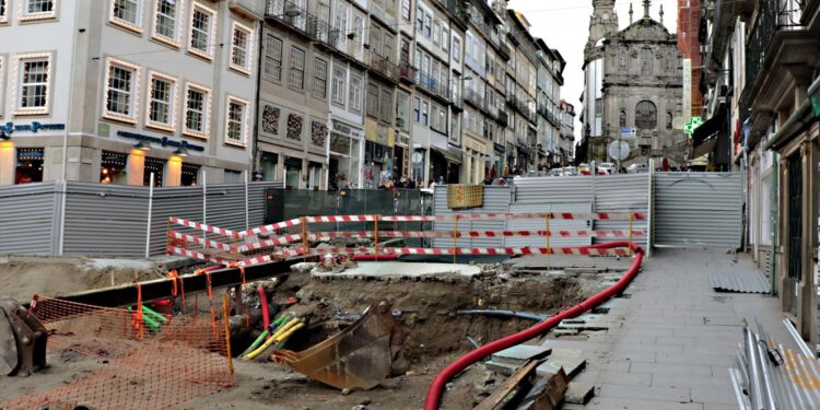 Rua dos Clérigos no Porto, fechada desde novembro de 2021, reabre hoje segunda-feira 11 Rua dos Clérigos no Porto