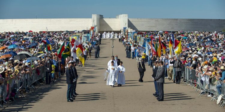 Emigrantes cumprem promessas e procuram conforto no Santuário de Fátima 11 Santuário de Fátima emigrantes