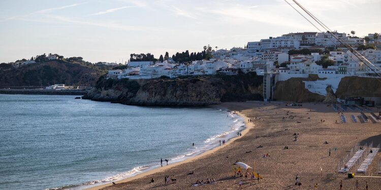 Montenegro diz ser preciso evitar que jovens emigrem 11 albufeira algarve portugal
