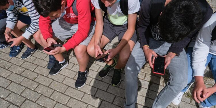 Sindicato dos professores acusa Governo de manter propina no ensino de português no estrangeiro 11 alunos ao telemovel escola