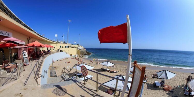 Agravamento da qualidade da água nas praias, obriga a restrições a banhos. Já foram 48 este ano 11 bandeira vermelha praia