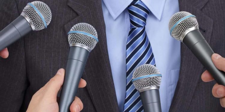 Este fim de semana os partidos retomam atividade. Três líderes estreiam-se nas 'rentrées' 11 entrevista microfones