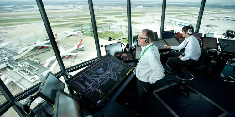 Reino Unido. "Problema técnico" atrasa voos, mas já está "resolvido" 11 Air Traffic Control Tower
