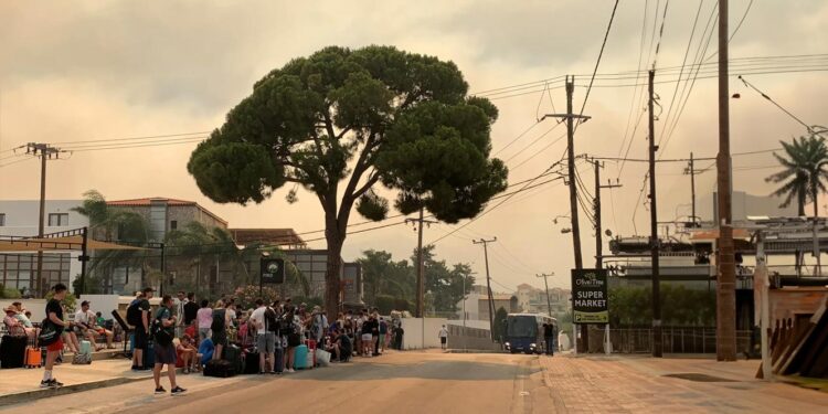 Grécia. Turistas retirados de Rhodes devido a incêndios receberão férias grátis 11 incendios grecia