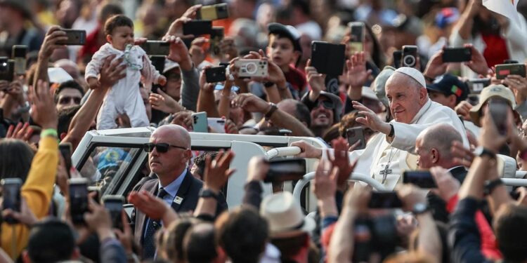 JMJ. Uma 'onda gigante' passou por Lisboa. Papa despede-se de Portugal com missa e encontro com voluntários da JMJ 11 papa francisco portugal 2023