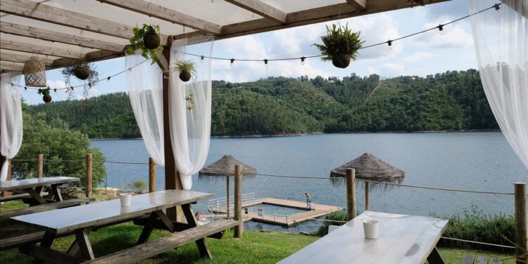 O enquadramento natural da praia fluvial de Fontes 11 praia fluvial de Fontes Castelo de Bode