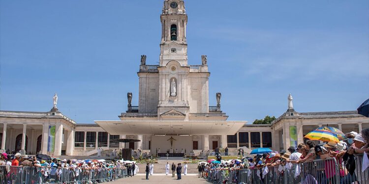Revista Comunidades acompanha milhares de peregrinos emigrantes de todo o mundo em Fátima 11 santuario de fatima portugal