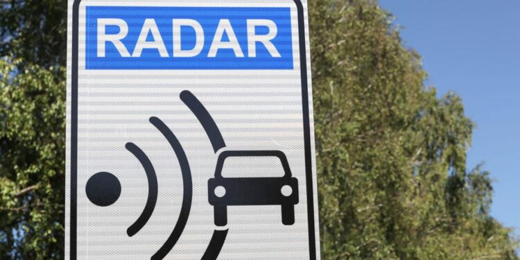 Controle de velocidade média a partir de setembro 11 sinal radar