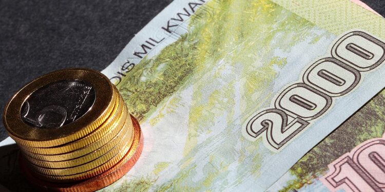 Remessas dos emigrantes em Angola caíram no quarto trimestre 11 Angola moedas notas