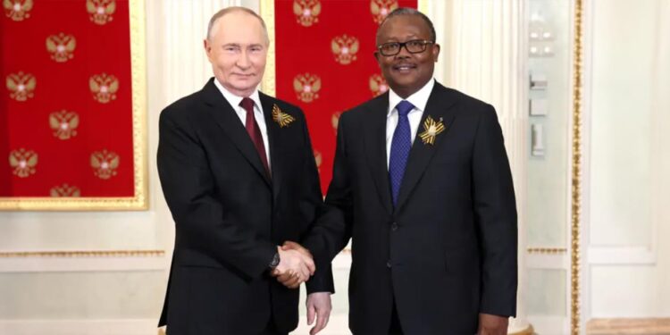 Putin ‘pisca o olho’ a outro país da CPLP 11 Vladimir Putin e Umaro Sissoco Embaló