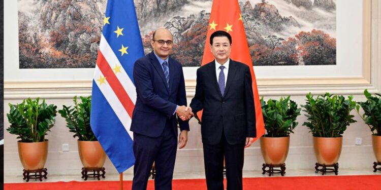 Conselheiro de Estado chinês reúne-se com ministro da Administração Interna cabo-verdiano 11 Wang Xiaohong Paulo Rocha