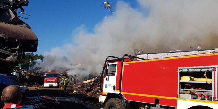 Bombeiros portugueses ajudam a combater chamas em nave industrial na Galiza 11 bombeiros da galiza