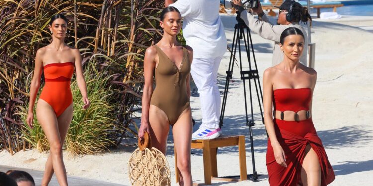 Arábia Saudita regista momento histórico com 1.º desfile em fato de banho 11 desfile em fato de banho Arábia Saudita