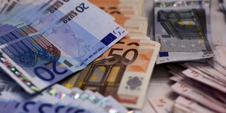 Remessas dos emigrantes portugueses subiram para 993,2 milhões 11 dinheiro moeda portuguesa euros