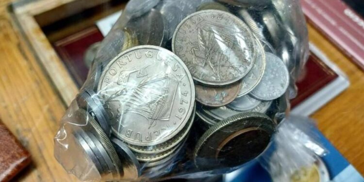 Maioria dos portugueses considera que Portugal beneficiou com adesão à moeda única 11 escudos moeda portugal