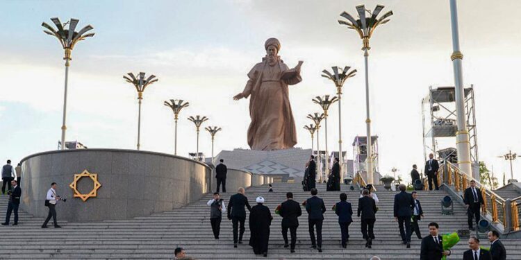 Turquemenistão inaugura uma das estátuas mais altas do mundo 11 estatua Magtymguly Pyragy