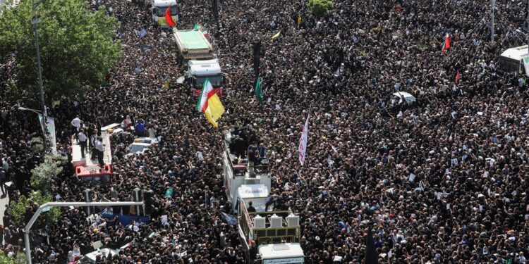 Milhares de pessoas no funeral do presidente do Irão 11 funeral do presidente do Irão