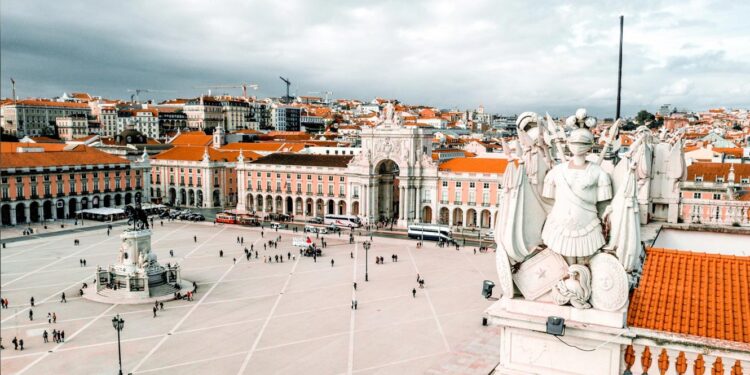 Ingleses, alemães e espanhóis alavancam o turismo com recorde de 13 milhões de dormidas 11 lisboa rua augusta