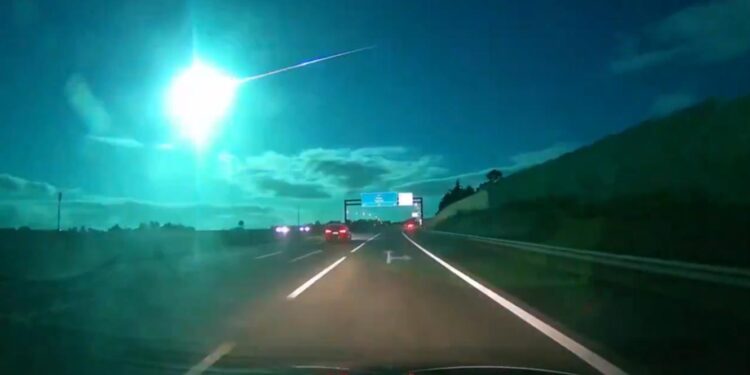 Meteorito que iluminou o céu em Portugal desintegrou-se sobre o oceano Atlântico 11 meteorito portugal
