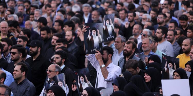 Milhares de iranianos prestaram homenagem a Raisi nas ruas 11 presidente Ebrahim Raisi