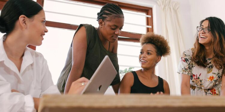 Portugal é um dos cinco países no mundo que mais protegem direitos dos trabalhadores 11 trabalhadores ambiente de trabalho escritório