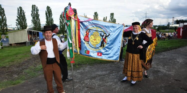 A comunidade portuguesa na Suíça 11 A comunidade portuguesa na Suíça