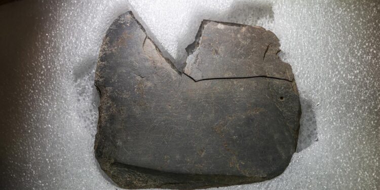 Encontrada em Badajoz placa com alfabeto de civilização 'perdida' 11 Alfabeto tartessos