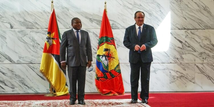 Portugal abre novo balcão de reconhecimento de documentos em Maputo para reduzir espera 11 António Costa Moura