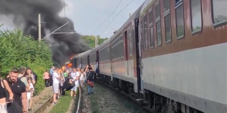 Pelo menos 6 mortos em colisão entre comboio e autocarro na Eslováquia 11 Pelo menos 6 mortos em colisão entre comboio e autocarro na Eslováquia