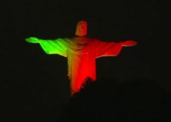 Cristo Redentor de verde e vermelho numa homenagem a Portugal 20 Cristo Redentor de verde e vermelho homenagem a Portugal