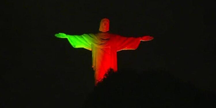 Cristo Redentor de verde e vermelho numa homenagem a Portugal 11 Cristo Redentor de verde e vermelho homenagem a Portugal