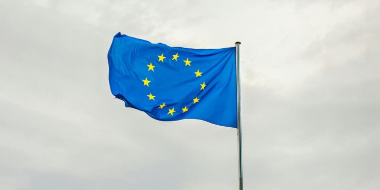 UE sanciona 19 empresas chinesas, incluindo gigante de satélites 11 bandeira ue