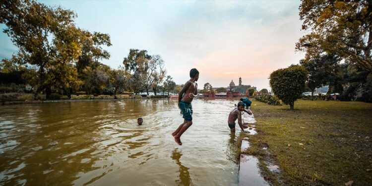 Calor extremo já causou 62 mortos no norte da Índia 11 cheias na india