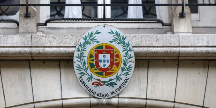Postos consulares onde redes corruptas atuam são "prioritários" e serão alvo de reforço 11 consulado geral de portugal