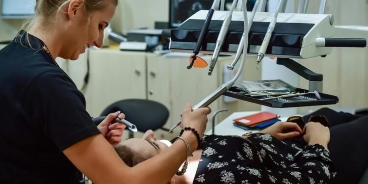 Dentistas debatem situação "muito grave" (que está a levar à emigração) 11 Dentistas debatem situação "muito grave" (que está a levar à emigração)