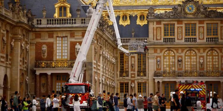 Palácio de Versalhes reabre após incêndio no telhado. Não há feridos 11 incendio palacio versalhes