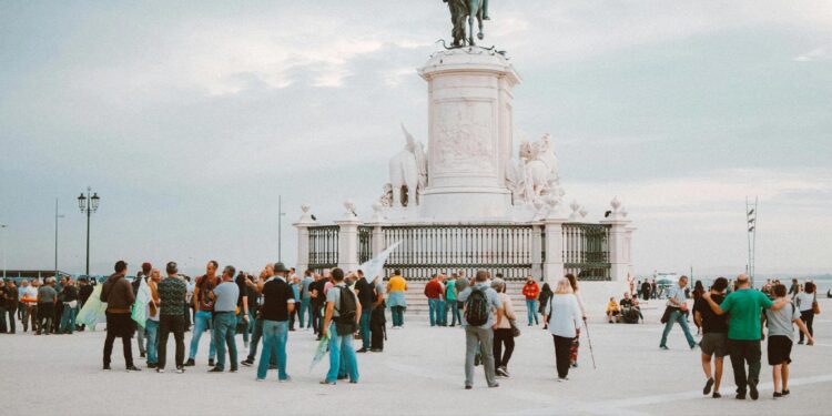 População residente em Portugal ultrapassou 10,6 milhões, revela INE 11 população portuguesa