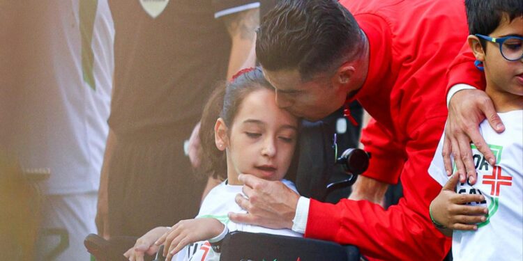 Gesto emocionante de Cristiano Ronaldo está a correr o mundo 11 cr7 ronaldo com criança