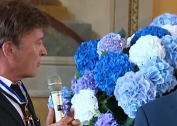 Marcelo condecora Tony Carreira em Paris como símbolo da diáspora portuguesa