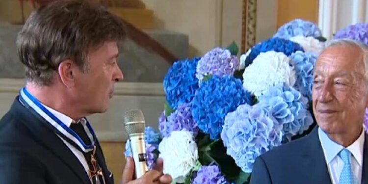 Marcelo condecora Tony Carreira em Paris como símbolo da diáspora portuguesa