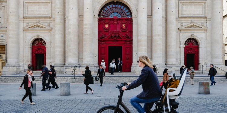 Há uma cidade onde turistas 'amigos do ambiente' ganham comida e bebida