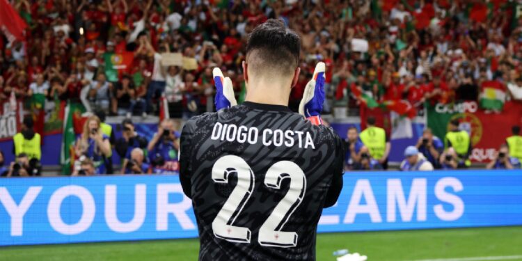 Diogo Costa brilha no Europeu e quase duplica seguidores no Instagram