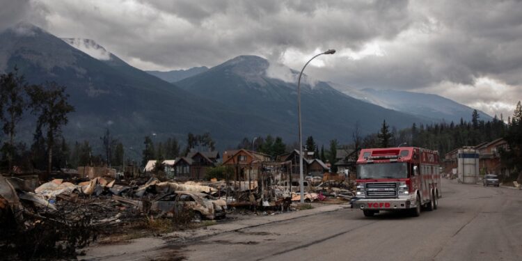 Incêndio consome cidade turística no Canadá. Eis as imagens