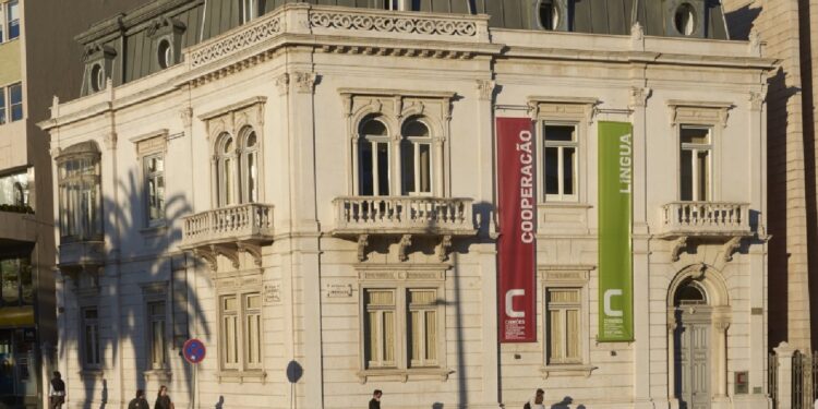 Governo dissolve conselho diretivo e nomeia Florbela Paraíba presidente do instituto Camões