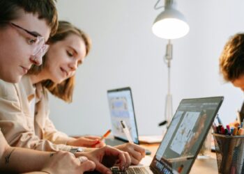 Se jovens licenciados emigrados regressassem, PIB cresceria 0,65 pontos percentuais