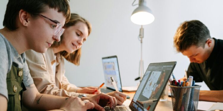 Se jovens licenciados emigrados regressassem, PIB cresceria 0,65 pontos percentuais