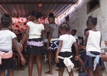 Meninas cantam batuco contra violência sexual em Cabo Verde