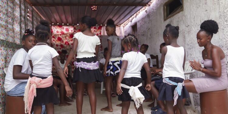 Meninas cantam batuco contra violência sexual em Cabo Verde