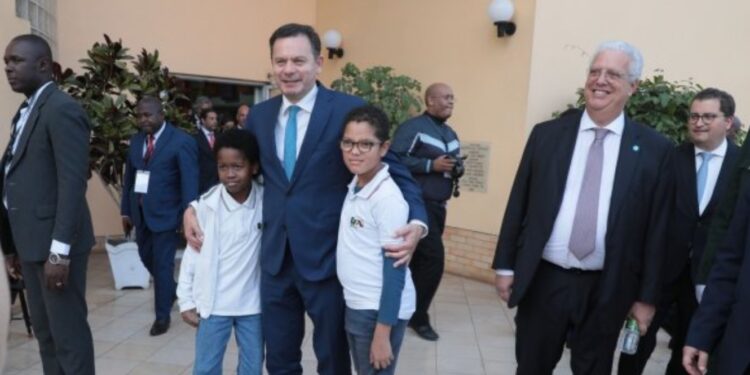 Montenegro aponta Escola Portuguesa como "instrumento poderosíssimo" de cooperação