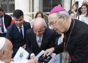 Papa Francisco recebe sapatos portugueses personalizados